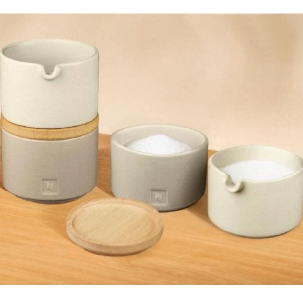 Nespresso Accessory Bundle****
Stackable serving set, 30 pods, 2 ice cube trays - Picture 3 of 9
